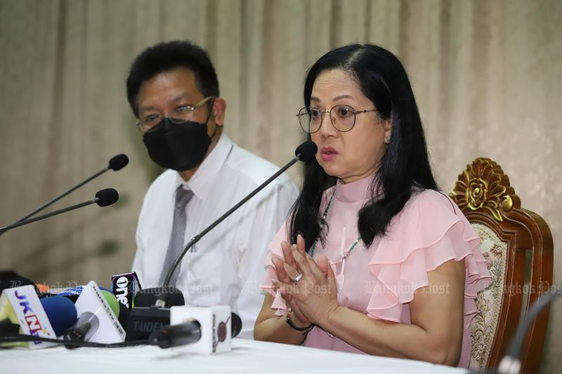 Mẹ của Tangmo trả lời phỏng vấn sau buổi họp báo.