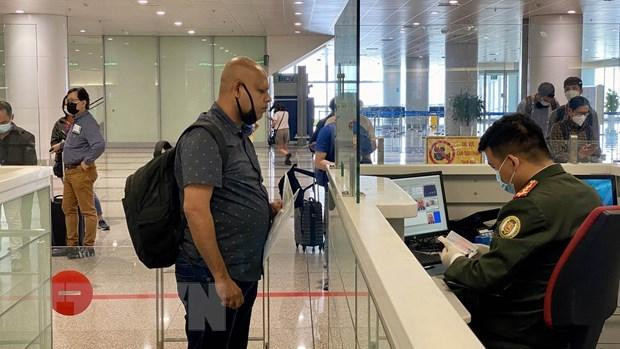 Làm thủ tục nhập cảnh vào Việt Nam tại cảng Hàng không Quốc tế Nội Bài. (Ảnh: TTXVN) Làm thủ tục nhập cảnh vào Việt Nam tại cảng Hàng không Quốc tế Nội Bài. (Ảnh: TTXVN)