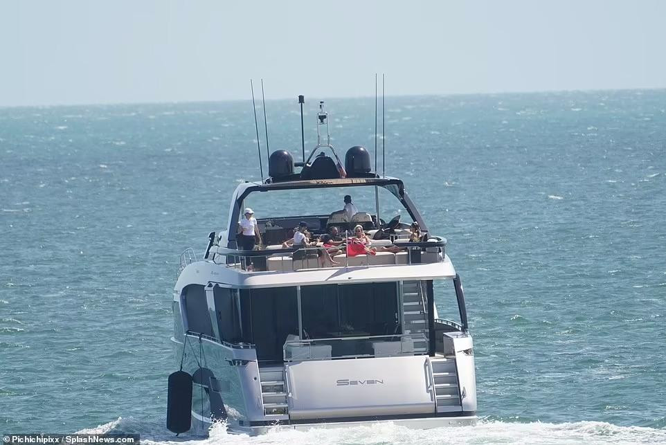 Ngày 19/4, siêu du thuyền 5 triệu bảng Anh của gia đình Beckham một lần nữa được nhìn thấy ra khơi ở Miami, Florida, Mỹ. Chuyến đi chơi diễn ra sau hơn một tuần diễn ra đám cưới của cậu cả Brooklyn và vài ngày sau sinh nhật lần thứ 48 của Victoria Beckham.