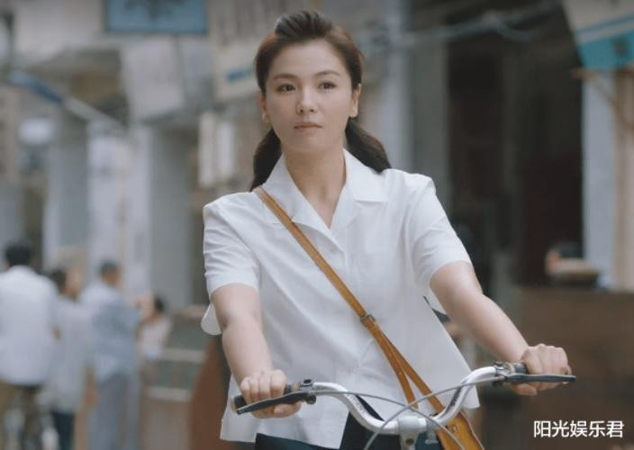 Cô gần như không thay đổi theo năm tháng. Năm 2021, người đẹp vẫn tự tin đảm nhận vai diễn cô gái đôi mươi trong bộ phim "Sao trời biển rộng".