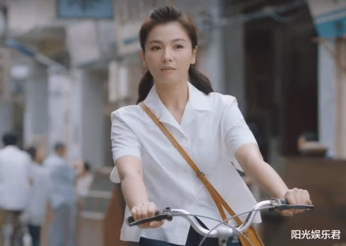Cô gần như không thay đổi theo năm tháng. Năm 2021, người đẹp vẫn tự tin đảm nhận vai diễn cô gái đôi mươi trong bộ phim "Sao trời biển rộng".