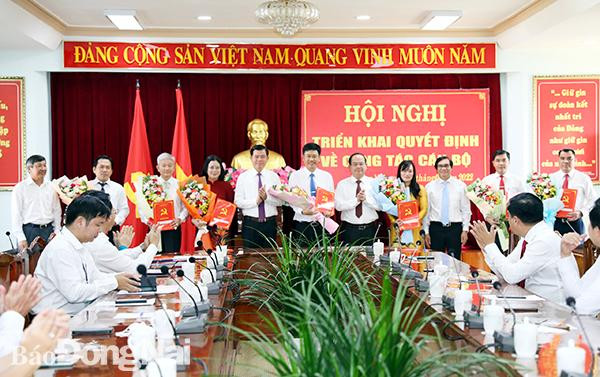 Lãnh đạo tỉnh chúc mừng các đồng chí được nhận quyết định điều động. Ảnh: Huy Anh