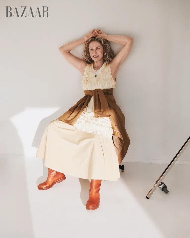 Tuy nhiên, bằng nỗ lực không biết mệt mỏi, Lauren đã biến khuyết điểm thành lợi thế và nét đặc biệt riêng. Năm 1973, bà chuyển mình nhờ ký hợp đồng người mẫu với Revlon. Đây được đánh giá là hợp đồng lớn nhất lịch sử ngành người mẫu thời điểm đó.