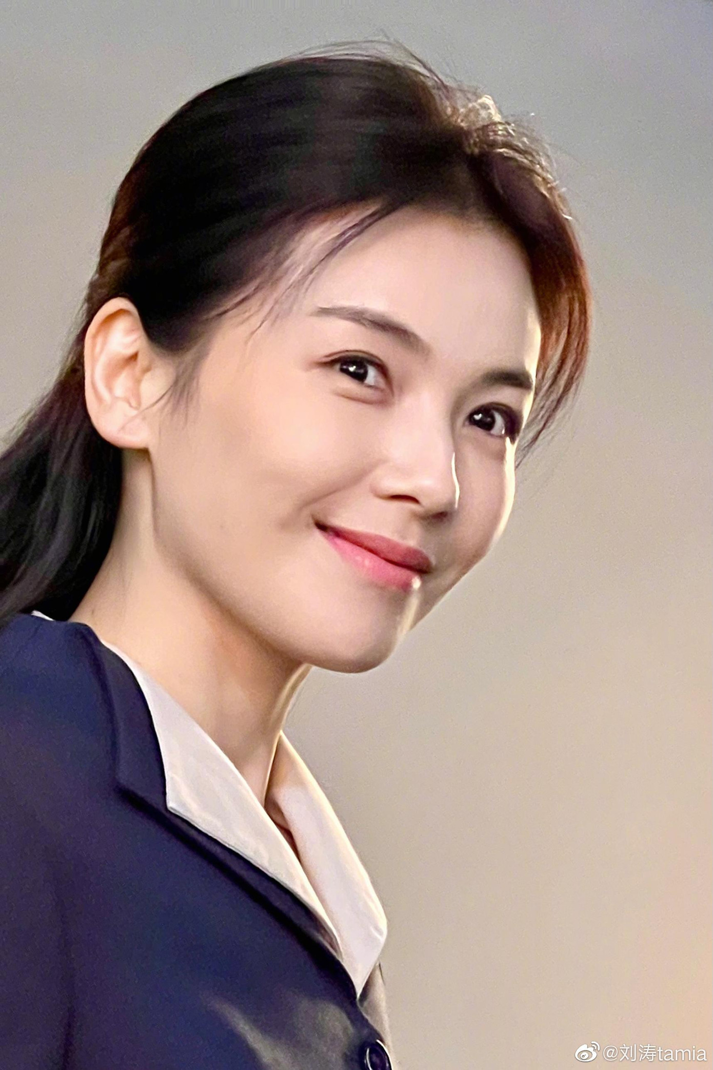 Ngày 19/4, Lưu Đào đăng lên trang cá nhân bức ảnh kỷ niệm vai diễn đầu tay: "22 năm kể từ khi tôi gặp bạn". Ở phần bình luận, người hâm mộ gửi lời chúc mừng đến nữ diễn viên 44 tuổi: "Chúc mừng chị kỷ niệm ngày ra mắt", "Sẽ tiếp tục đồng hành cùng chị trên con đường tương lai", "Sẽ thêm 22 năm nữa"...