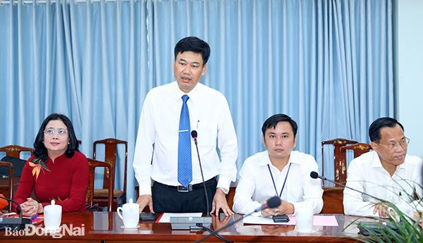 Đồng chí Viên Hồng Tiến phát biểu tại buổi nhận quyết định giữ chức Chánh văn phòng Tỉnh ủy. Ảnh: Huy Anh