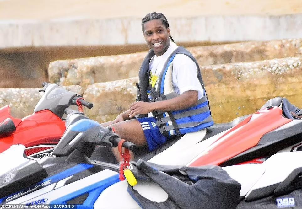 A$AP Rocky vui vẻ không kém. Anh hào hứng chơi trò lái mô tô nước trên biển mà không hề biết rắc rối sắp "ập xuống đầu".