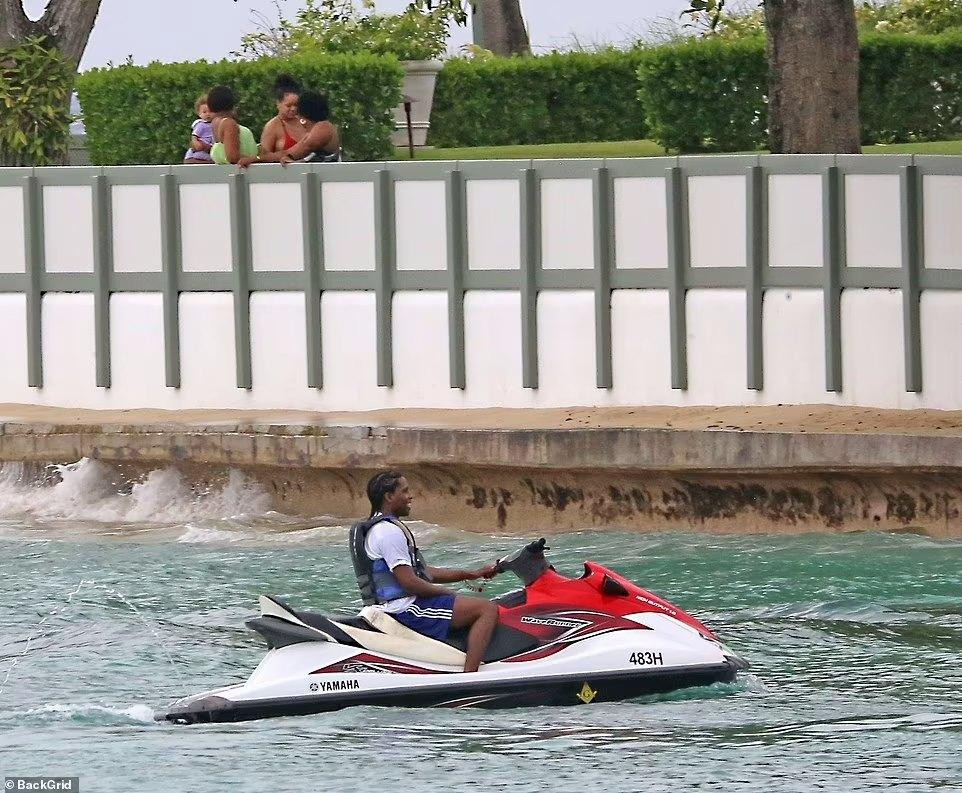 Một trong những tin tức "chấn động" nhất làng giải trí Hollywood hiện tại là A$AP Rocky bị bắt hôm 20/4 vì liên quan đến một vụ nổ súng vào năm ngoái. Vụ việc này bất ngờ với cả người trong cuộc vì một ngày trước đó, nam rapper đang cùng bạn gái Rihanna tận hưởng kỳ nghỉ vui vẻ ở đảo quốc Barbados.