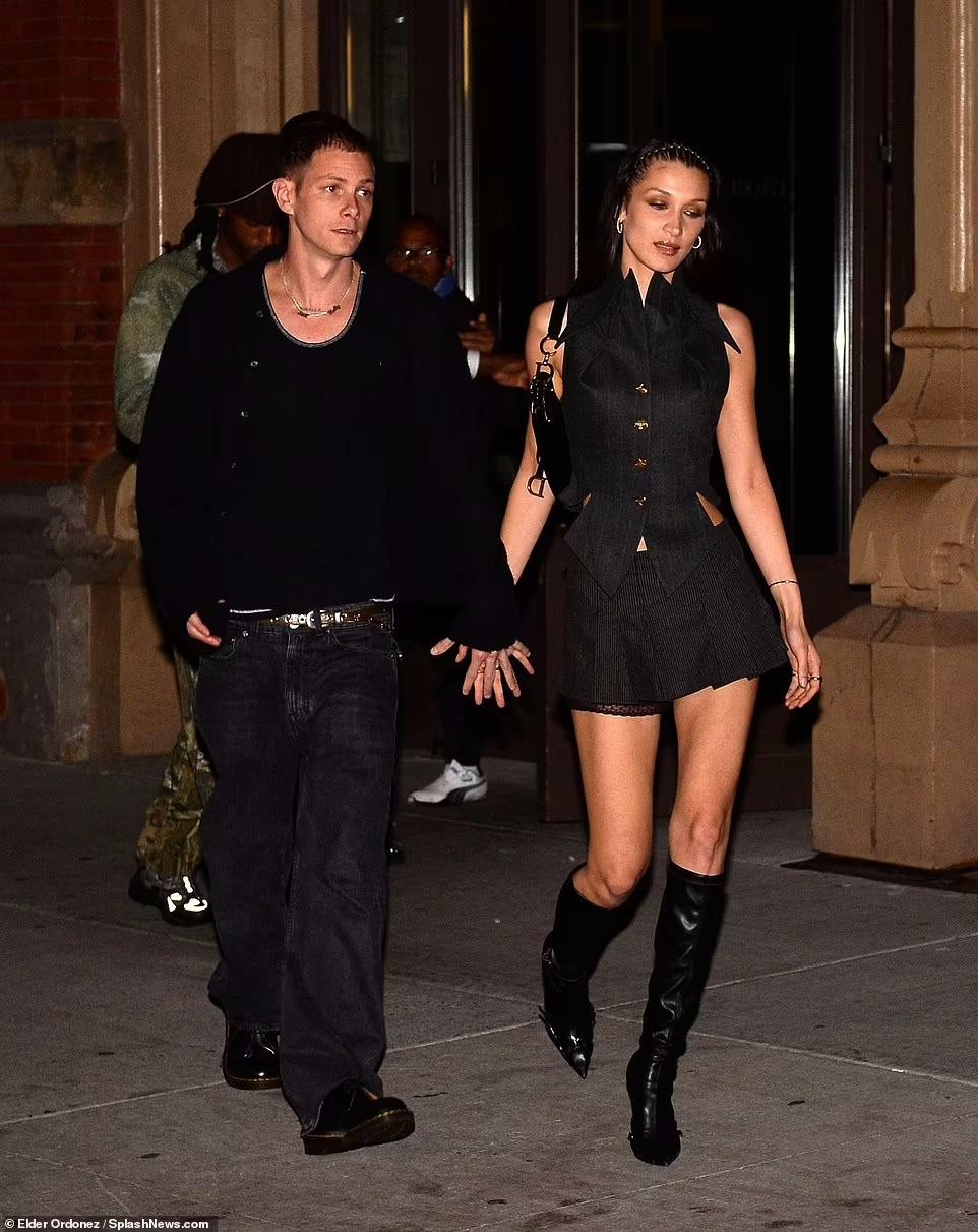 Marc Kalman, bạn trai của Bella, cũng đến dự tiệc sinh nhật. Cặp đôi đan tay vào nhau đầy tình tứ.