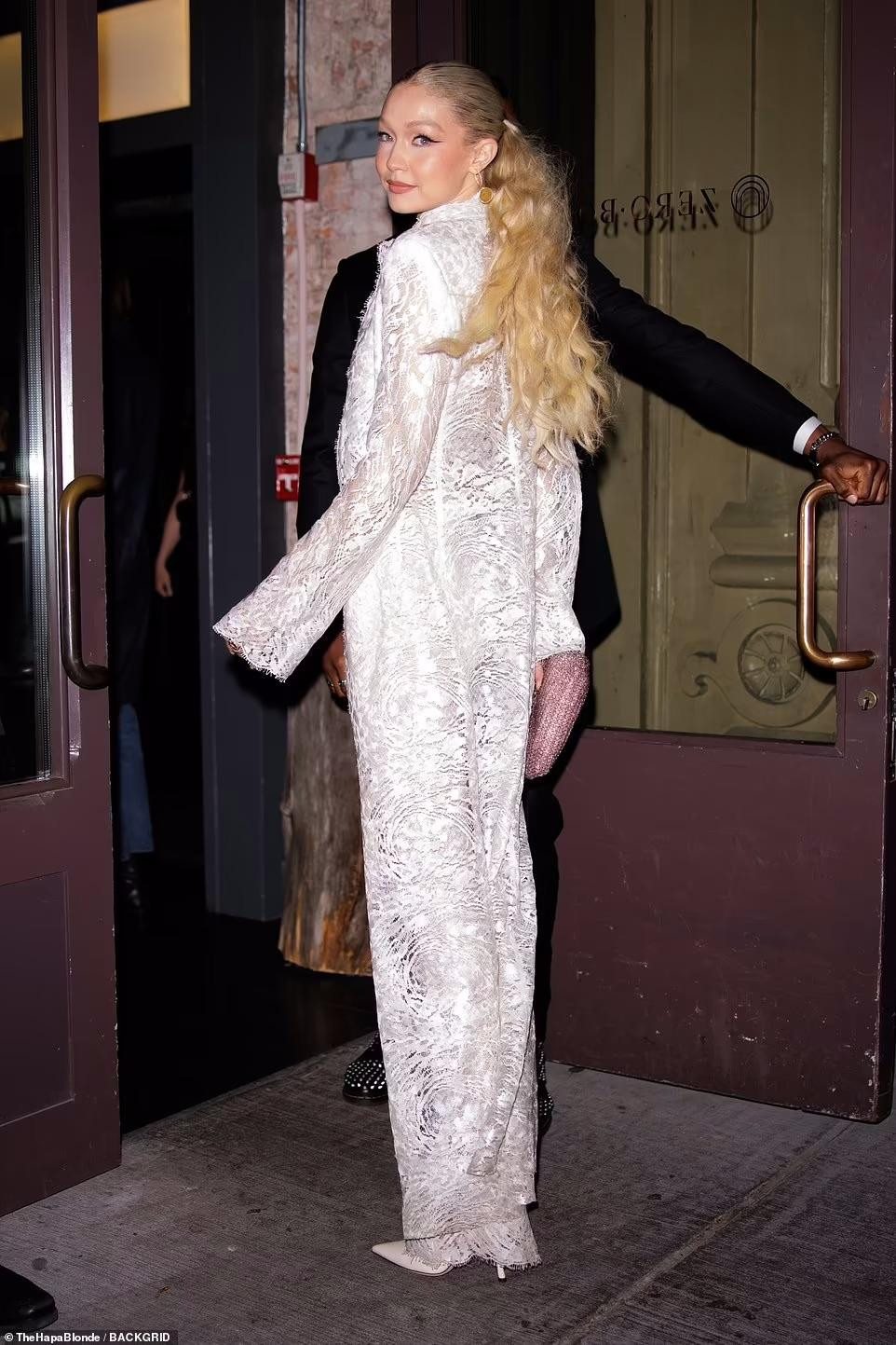 Từ khi làm mẹ, Gigi ngày càng đằm thắm, thành thục. Cô hiện là mẹ đơn thân sau cuộc chia tay ồn ào với nam ca sĩ Zayn Malik.