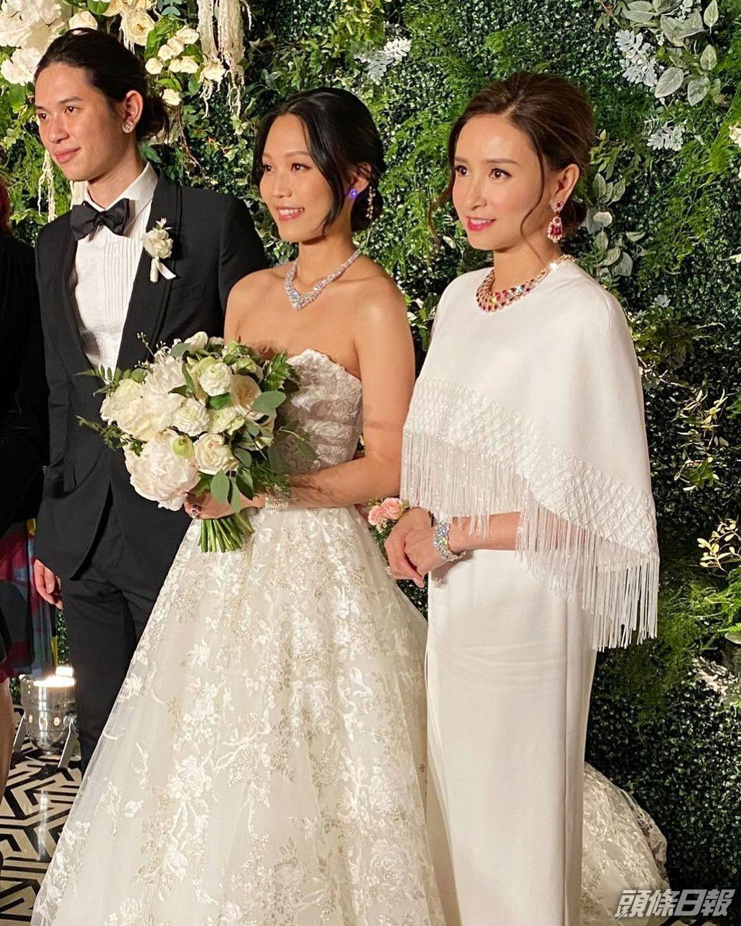 Cô được dân mạng khen là "Người bà xinh đẹp nhất Hong Kong". Cô được dân mạng khen là "Người bà xinh đẹp nhất Hong Kong".