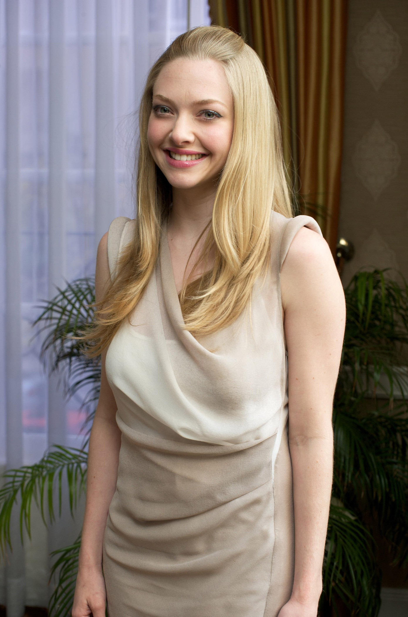 7. Amanda Seyfried (SN 1985) là nữ diễn viên, ca sĩ người Mỹ. Cô xuất thân sao nhí, bước chân vào showbiz với tư cách người mẫu năm 11 tuổi và đóng phim năm 15 tuổi. Các tác phẩm gắn liền với Amanda là "Mean Girls", "Mama Mia!", "Letters to Juliet", "Gone"... Cô sở hữu nhan sắc đầy mê hoặc với mái tóc vàng óng, làn da trắng sứ, nụ cười má lúm đồng tiền ngọt ngào và thân hình "bốc lửa".