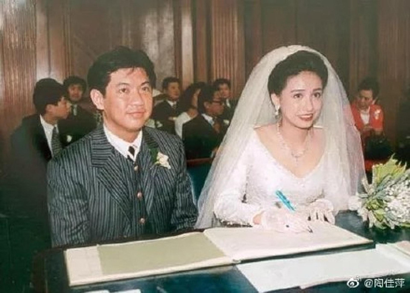 Ngô Uyển Phương và tỷ phú Hồ Gia Hoa kết hôn vào năm 1993. Ngô Uyển Phương và tỷ phú Hồ Gia Hoa kết hôn vào năm 1993.