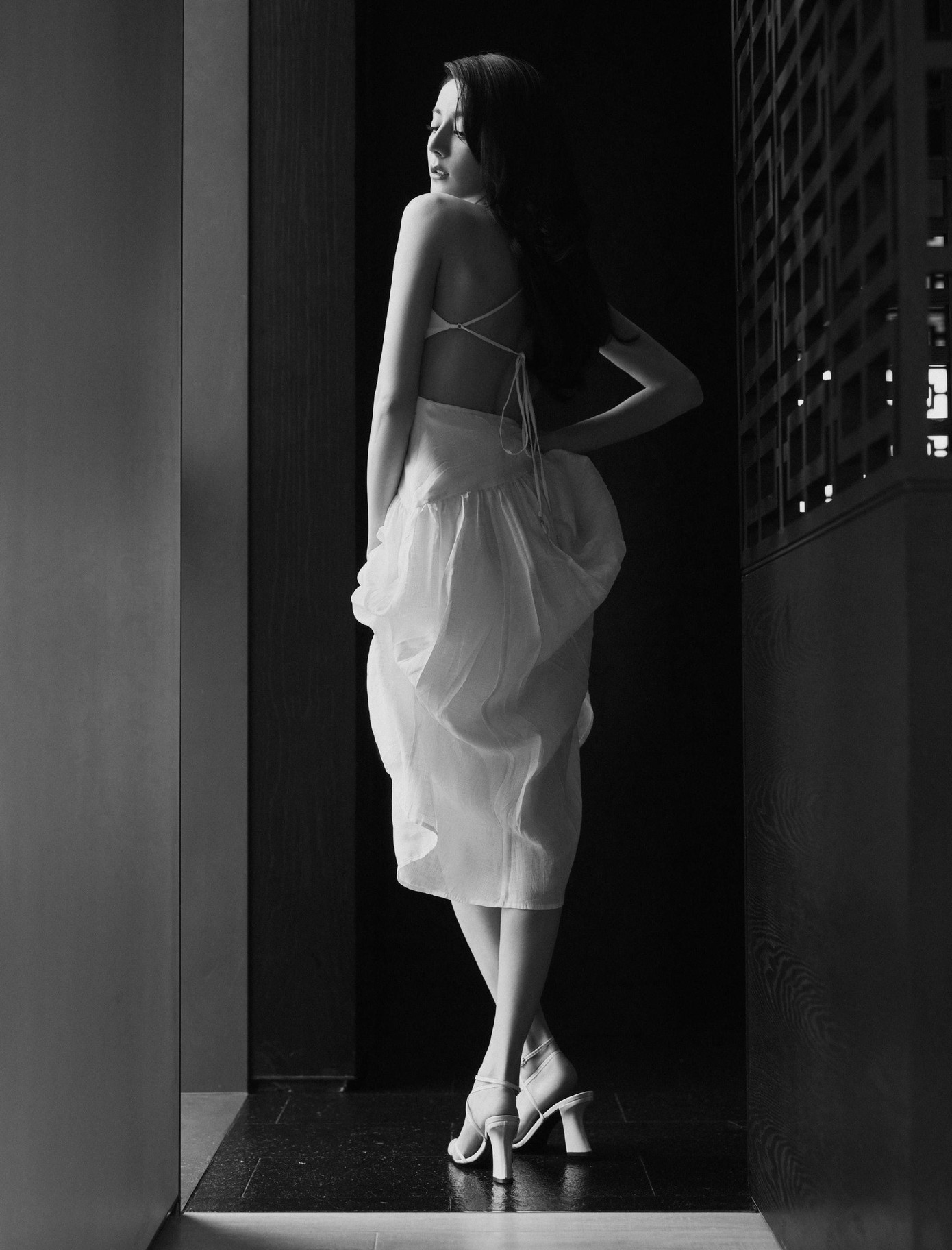 Thân hình mảnh mai, lưng trần nuột nà, cùng đường nét tinh tế, đặc biệt là chiếc mũi cao hoàn hảo, khiến người nhìn xao xuyến.