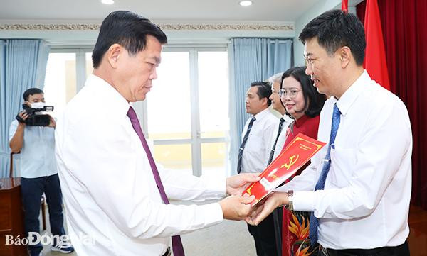 Bí thư Tỉnh ủy Nguyễn Hồng Lĩnh trao quyết định cho đồng chí Viên Hồng Tiến. Ảnh: Huy Anh