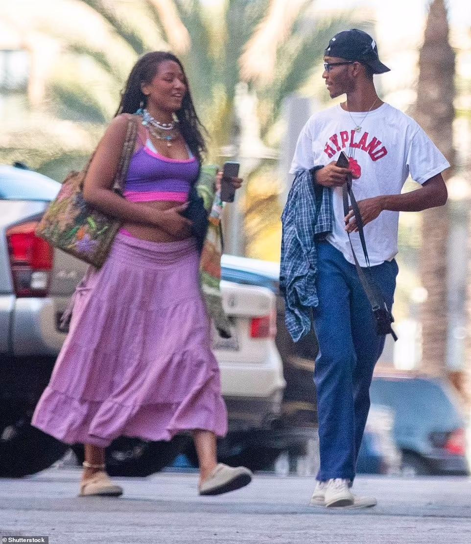 Sasha bị bắt gặp hẹn hò với bạn trai trên phố Los Angeles.