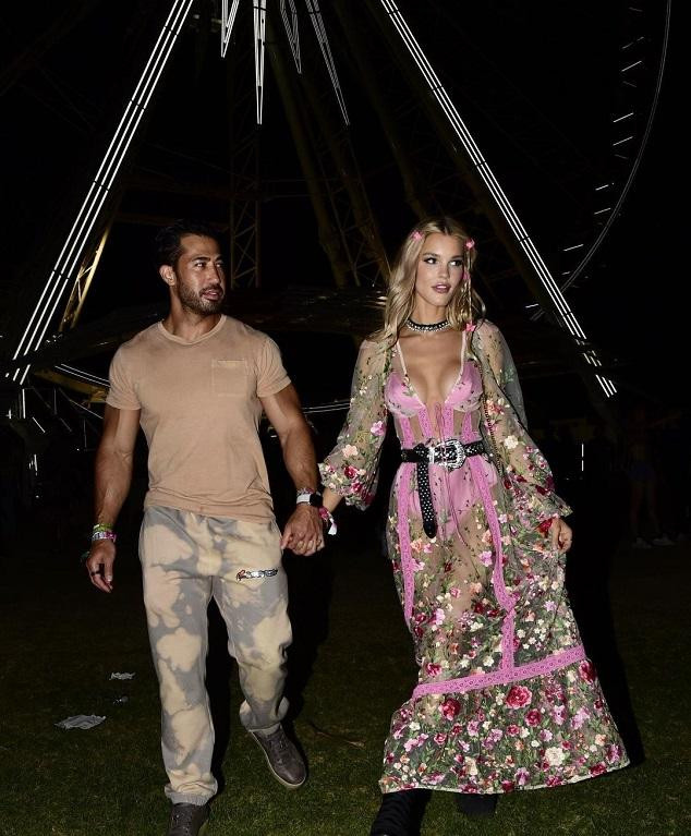 "Tôi đã tập luyện chăm chỉ để có được thân hình như ý. Tôi luôn rất thoải mái về điều đó. Tôi cố gắng giữ mọi cảnh quay của tôi phải thật sang trọng và thể hiện được bằng hình ảnh về vẻ đẹp của người phụ nữ. Đó là mục tiêu của tôi", Joy cho biết.