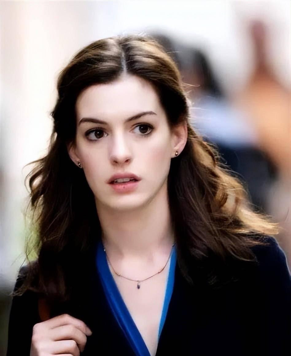 3. Anne Hathaway (SN 1982) là diễn viên điện ảnh từng đoạt giải Oscar danh giá. Cô bắt đầu sự nghiệp từ năm 1999, tham gia nhiều tác phẩm ăn khách như "The Princess Diaries", "The Devil Wears Prada", "Les Miserables", "Brokeback Mountain", "Becoming Jane Austen", "Rachel's Wedding", "One Day", "Love and Elixir", "Batman: The Dark Knight "Rise"... Cô được ca ngợi là "Nữ thần sắc đẹp đương đại của Hollywood" pha trộn giữa nét dịu dàng cổ điển và mạnh mẽ, sắc sảo hiện đại.