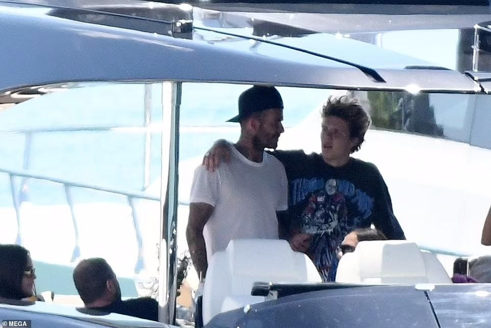 Cruz Beckham khoác vai bố như những người bạn. Mới 17 tuổi, cậu ba nhà Beckham đã cao lớn gần bằng bố.