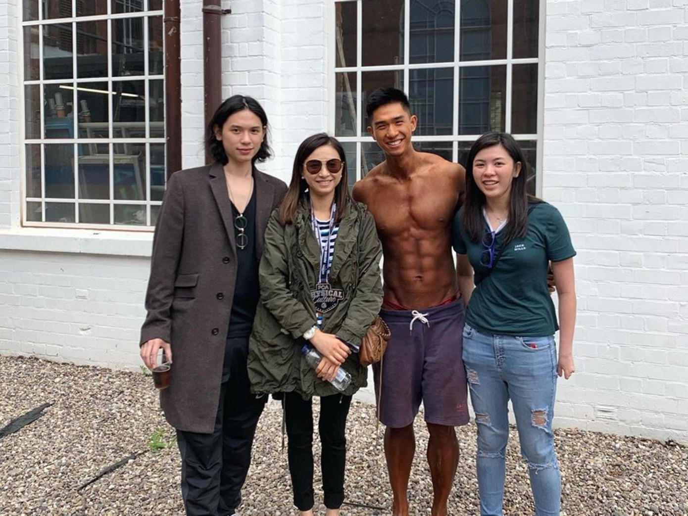 Ngô Uyển Phương giống như chị gái khi đứng cạnh các con. Ngô Uyển Phương giống như chị gái khi đứng cạnh các con.