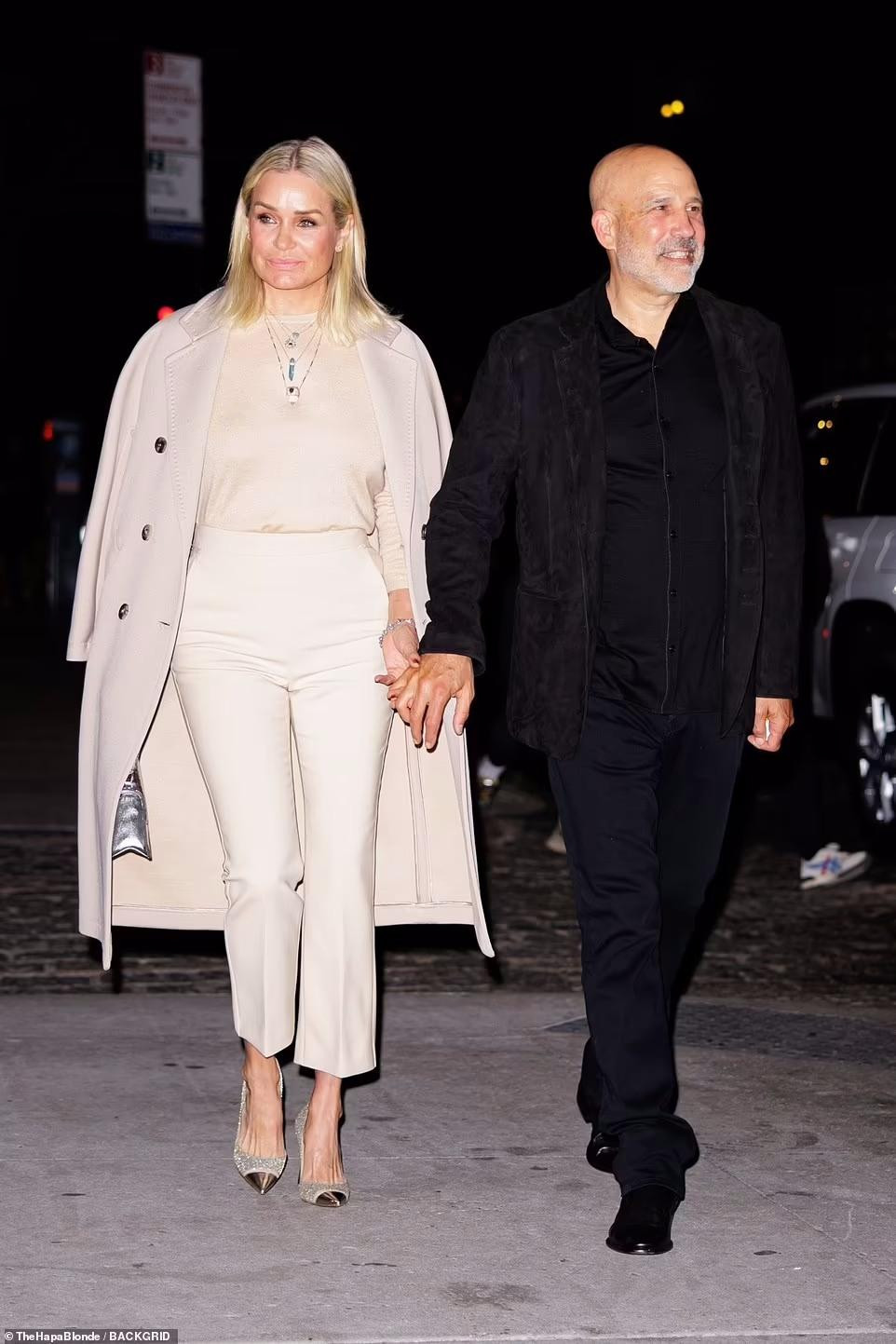 Mẹ của ba chị em nổi tiếng, ngôi sao truyền hình Yolanda Hadid thanh lịch ở tuổi 58 trong set đồ màu be. Bà dự tiệc sinh nhật của con gái lớn cùng bạn trai doanh nhân Joseph Jingoli.