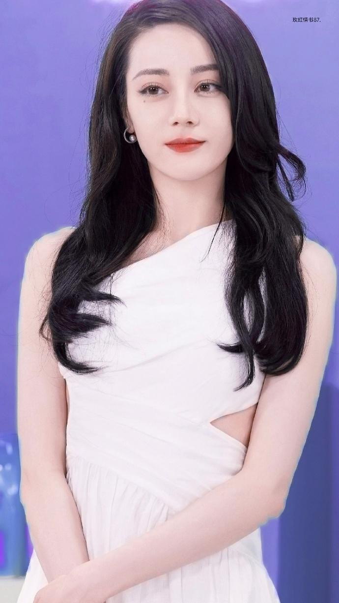 Bước sang tuổi 30, Nhiệt Ba dường như đạt đến thời kỳ đỉnh cao nhan sắc.