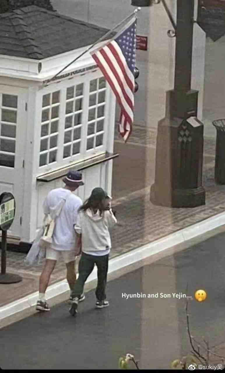 Đôi tân hôn "dính như sam" trên phố New York. Đôi tân hôn "dính như sam" trên phố New York.