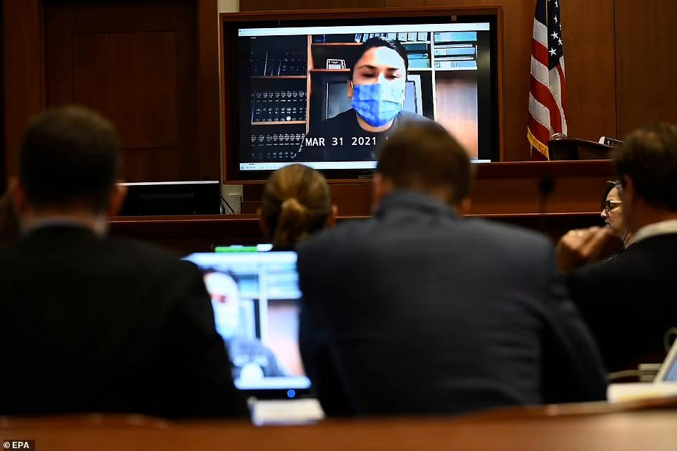 Nhân viên cảnh sát Melissa Saenz làm chứng qua gọi thoại. Nhân viên cảnh sát Melissa Saenz làm chứng qua gọi thoại.