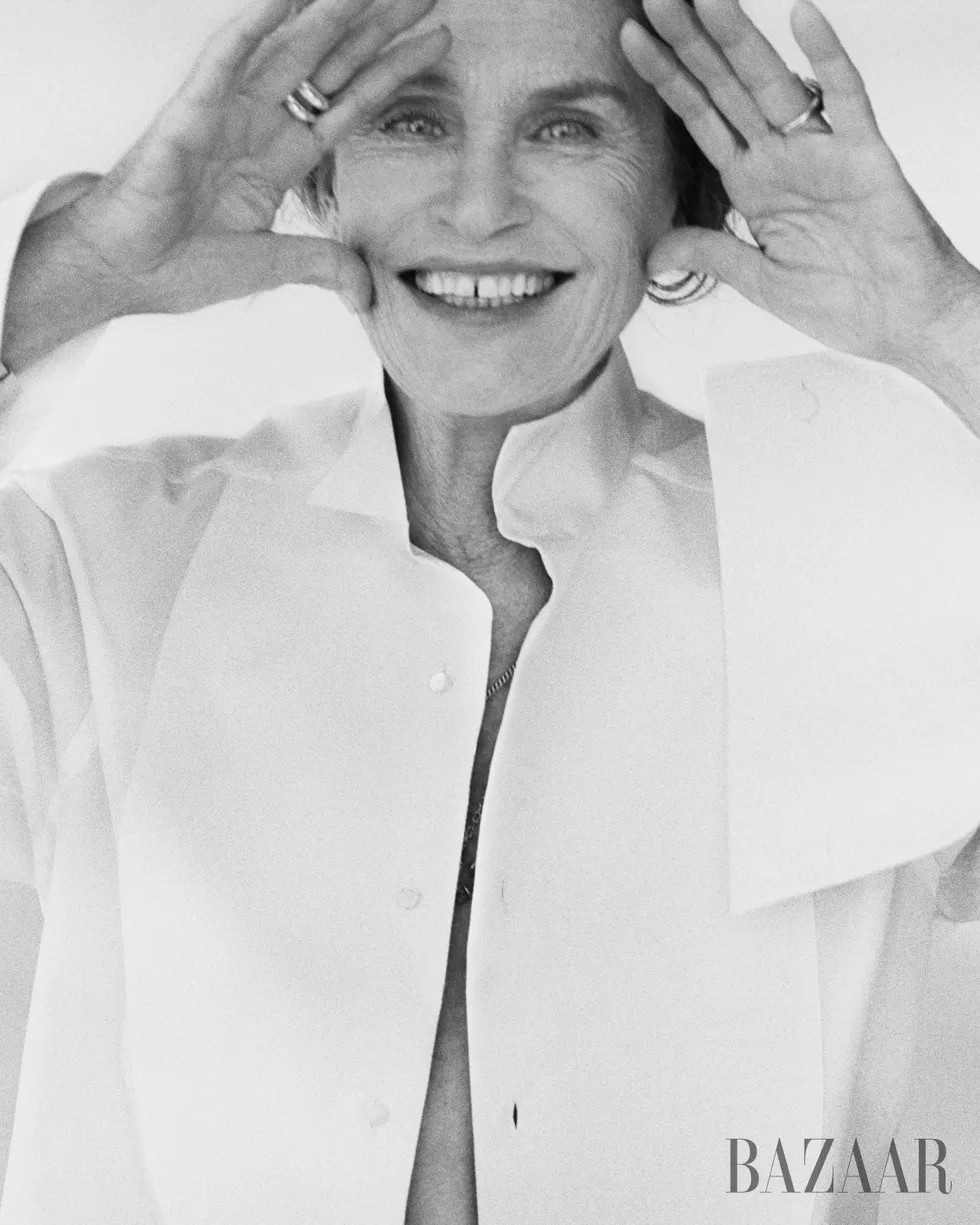 Chia sẻ về bí quyết làm đẹp trên Harper's Bazaar, Lauren cho biết: “Tôi không dành nhiều thời gian cho việc chăm sóc da. Tôi thường vội vàng đi ngủ và làm tình hoặc đọc sách. Phương pháp làm đẹp duy nhất mà tôi áp dụng là rửa mặt bằng xà phòng và nước. Sau đó tôi sẽ bôi sản phẩm cung cấp retinol cho da ban đêm. Nó thực sự rất tốt cho làn da của bạn. Tôi cũng dùng cây lô hội. Tôi cắt lá lô hội và thoa chất nhờn đó lên khắp khuôn mặt của mình".