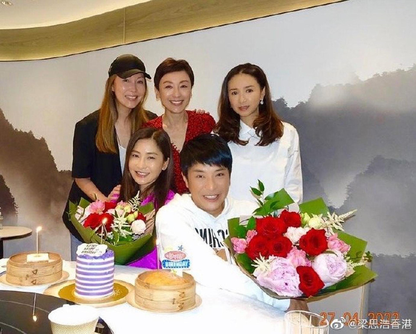 Lương Tư Hạo đăng ảnh mừng sinh nhật tuổi 55 cùng bạn bè. Á hậu Hong Kong 1986 Ngô Uyển Phương (áo trắng) là người tổ chức bữa tiệc này cho người bạn lâu năm. Lương Tư Hạo đăng ảnh mừng sinh nhật tuổi 55 cùng bạn bè. Á hậu Hong Kong 1986 Ngô Uyển Phương (áo trắng) là người tổ chức bữa tiệc này cho người bạn lâu năm.