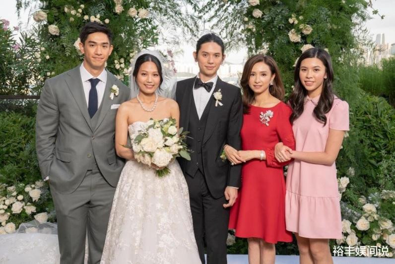 Không có sự chênh lệch ngoại hình giữa mẹ và các con trong đám cưới của Hồ Trí Lược và Hoắc Vịnh Doanh. Không có sự chênh lệch ngoại hình giữa mẹ và các con trong đám cưới của Hồ Trí Lược và Hoắc Vịnh Doanh.