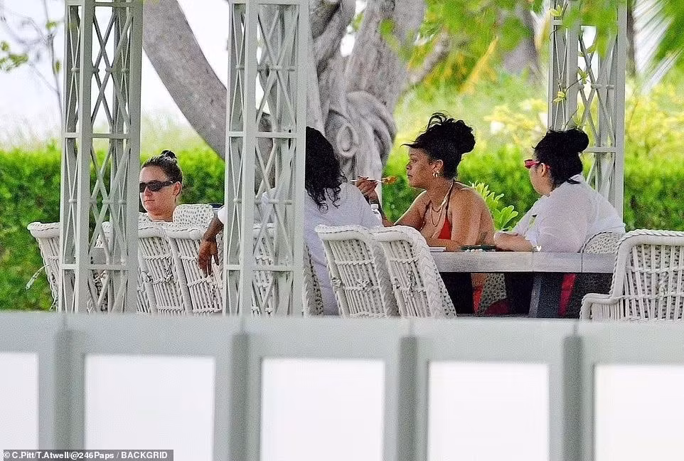 Rihanna thưởng thức đồ ăn bên bạn bè và người thân trong ngày cuối cùng ở quê nhà trước khi trở lại Mỹ. Với khối tài sản 1,7 tỷ USD, Rihanna là tỷ phú USD đầu tiên đến từ Barbados lọt vào danh sách của Forbes. Năm ngoái, cô cũng được vinh dự Tổng thống Barbados phong tặng danh hiệu "Anh hùng dân tộc".