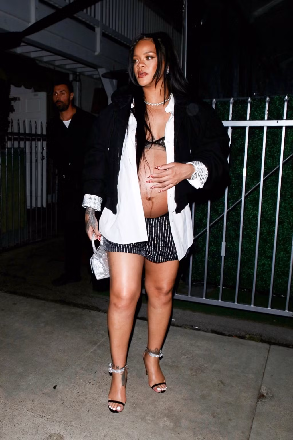 Rihanna tiếp tục thời trang bà bầu khoe da thịt.