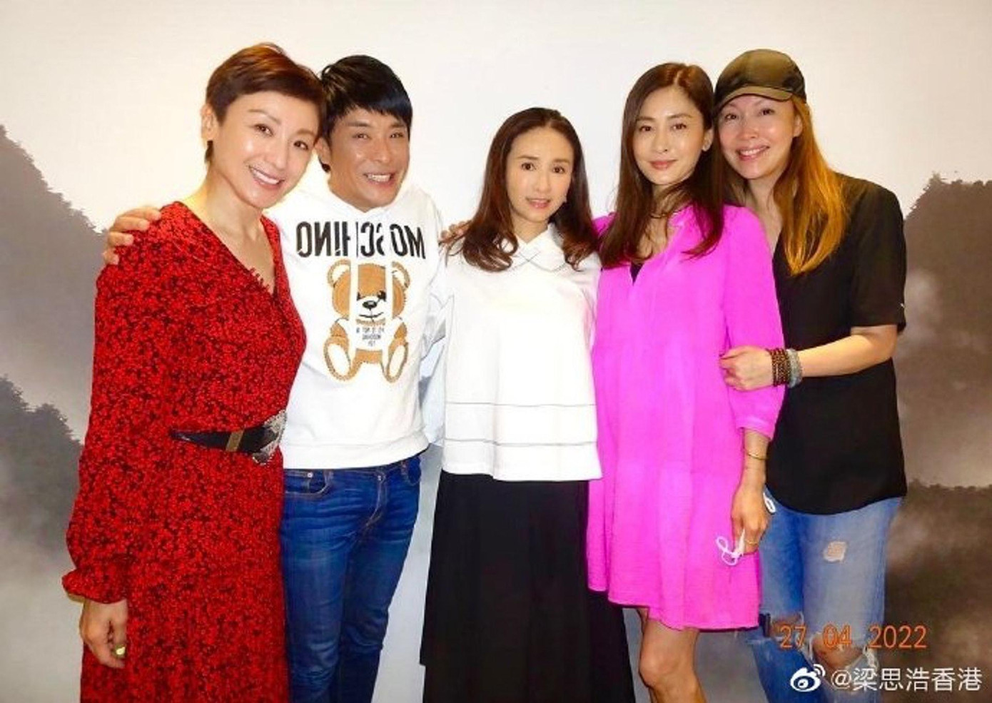 Ngô Uyển Phương (giữa) trẻ trung không ngờ ở tuổi 55. Ngô Uyển Phương (giữa) trẻ trung không ngờ ở tuổi 55.