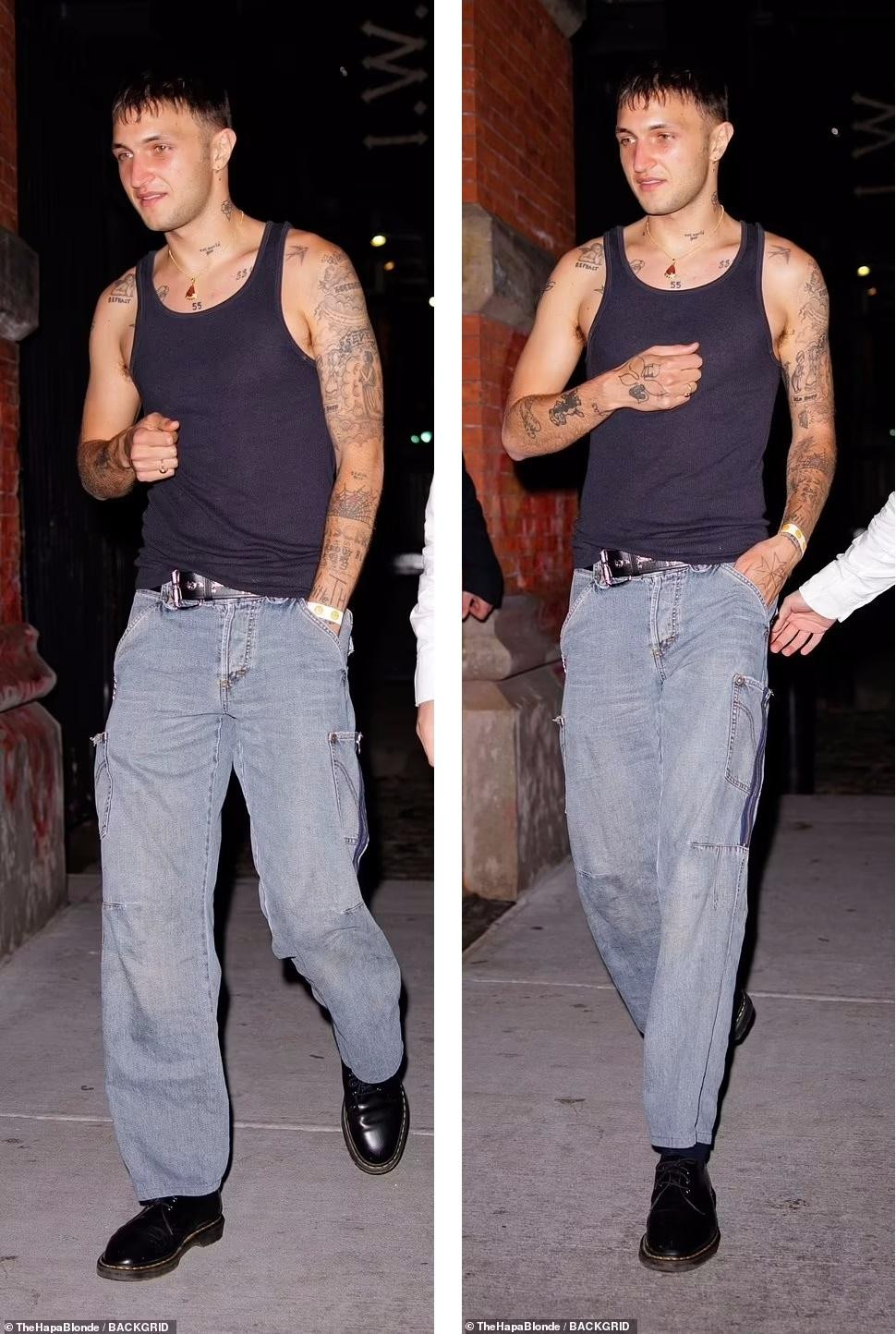 Trong khi hai chị gái sành điệu và thời thượng, Anwar thoải mái hơn với áo ba lỗ và quần jean ống suông và giày da đen. Điểm thu hút của tình cũ Dua Lipa là những hình xăm trên cơ thể.