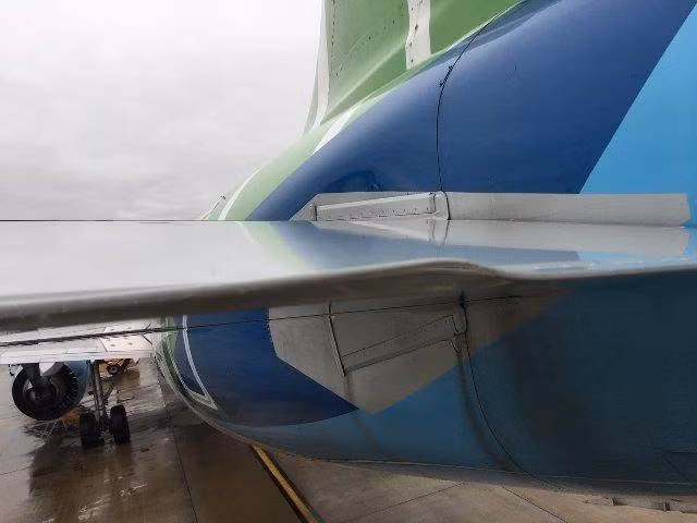 Cánh lái bên trái máy bay Airbus A321 bị cong vênh. Ảnh: Cục Hàng không Việt Nam