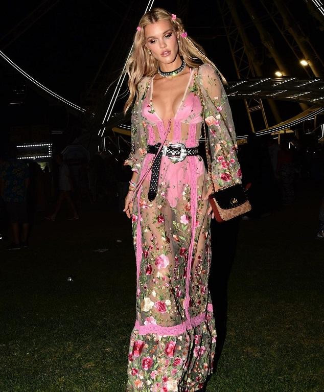 Tối Chủ nhật (17/4), Joy nổi bật trong chiếc váy hoa trong suốt lộ nội y hồng. Cùng với mái tóc vàng xoăn buông xõa, cô giống như búp bê Barbie ngọt ngào, sexy.