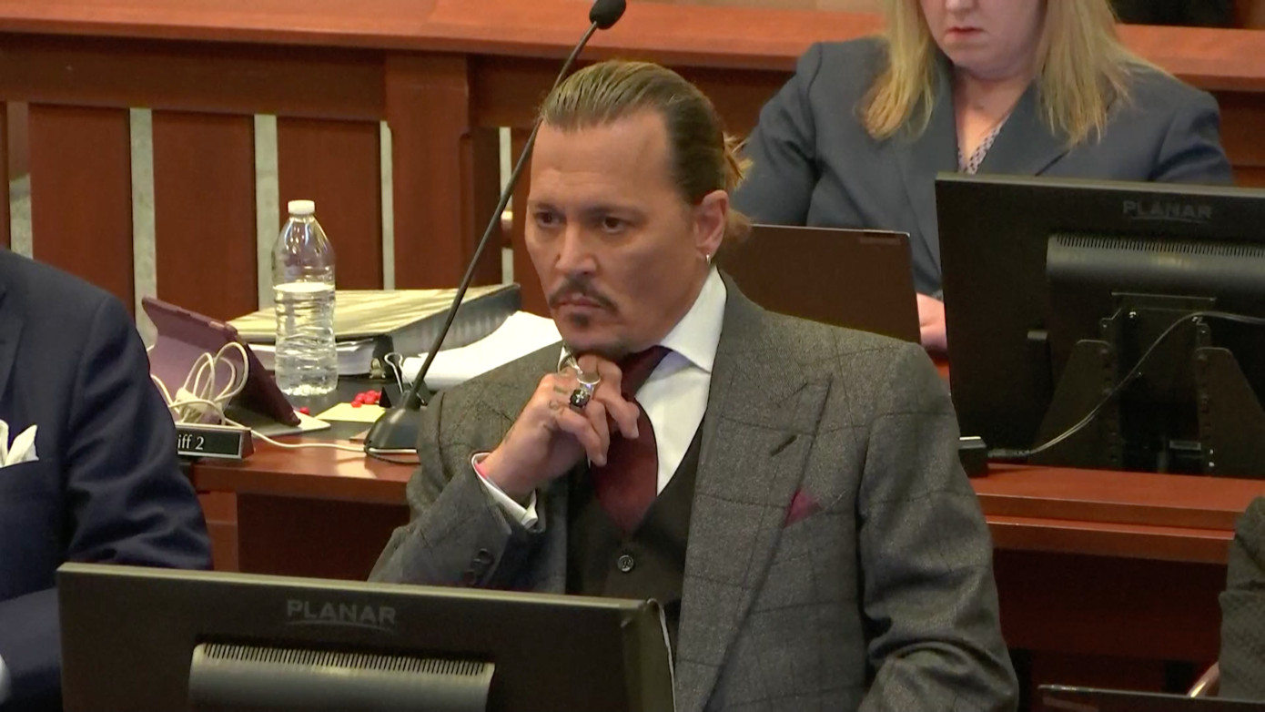 Johnny Depp ngày càng nhận được nhiều sự ủng hộ hơn. Johnny Depp ngày càng nhận được nhiều sự ủng hộ hơn.