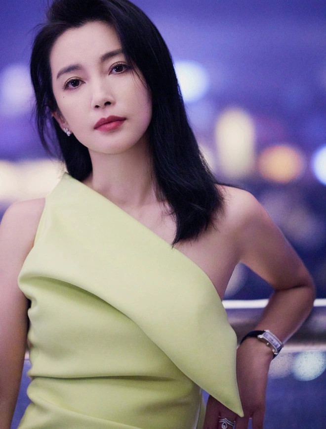 Lý Băng Băng giới thiệu Triệu Lệ Dĩnh đóng chung phim với chồng cũ Phùng Thiệu Phong. Lý Băng Băng giới thiệu Triệu Lệ Dĩnh đóng chung phim với chồng cũ Phùng Thiệu Phong.