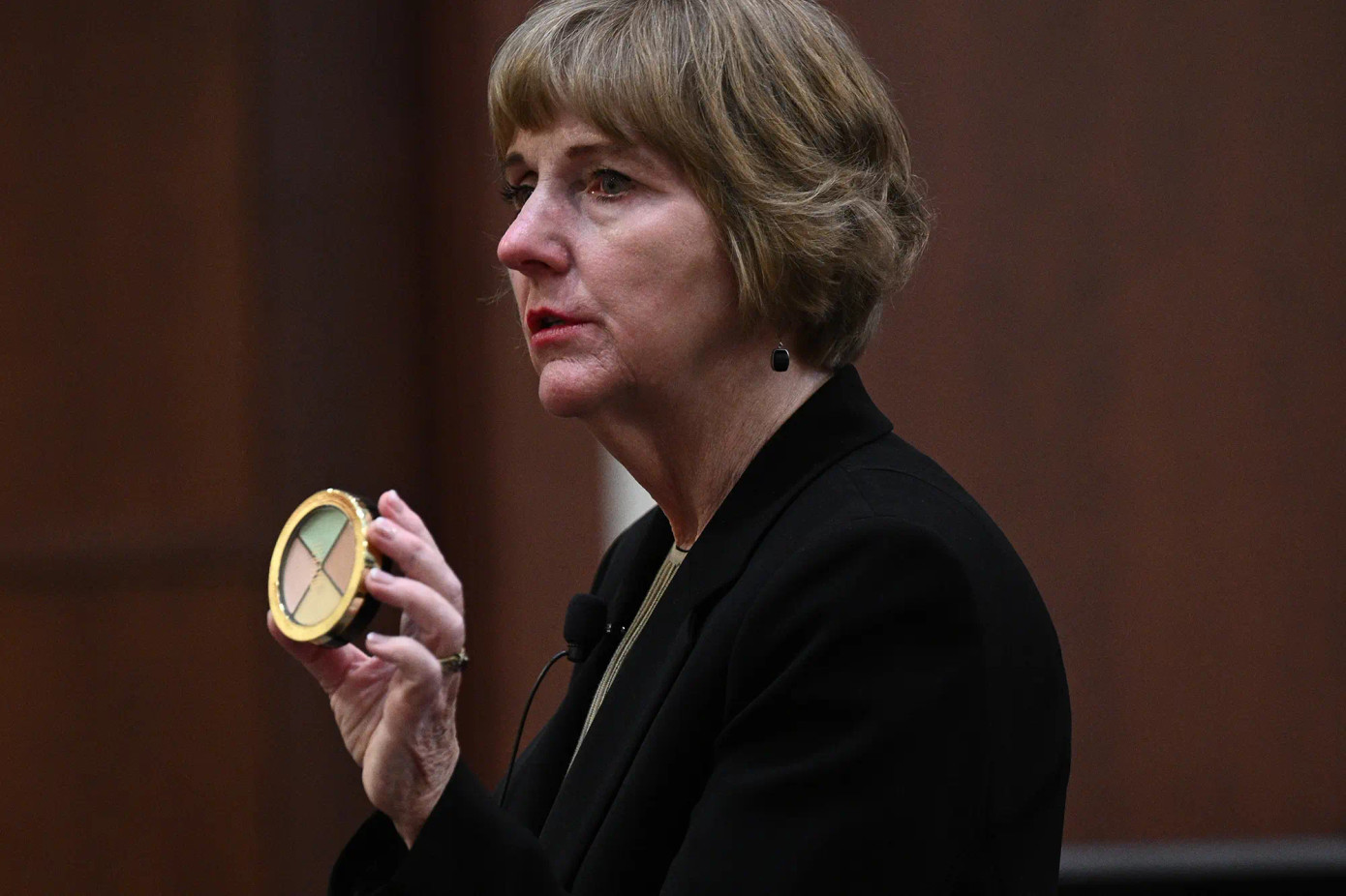 Luật sư của Amber Heard nói về sản phẩm trang điểm giúp Amber che vết bầm tím do bạo hành.