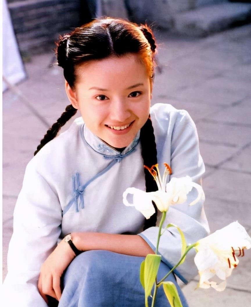 Nhan sắc trong trẻo, thanh khiết thuở đôi mươi của Đổng Khiết. Nhan sắc trong trẻo, thanh khiết thuở đôi mươi của Đổng Khiết.