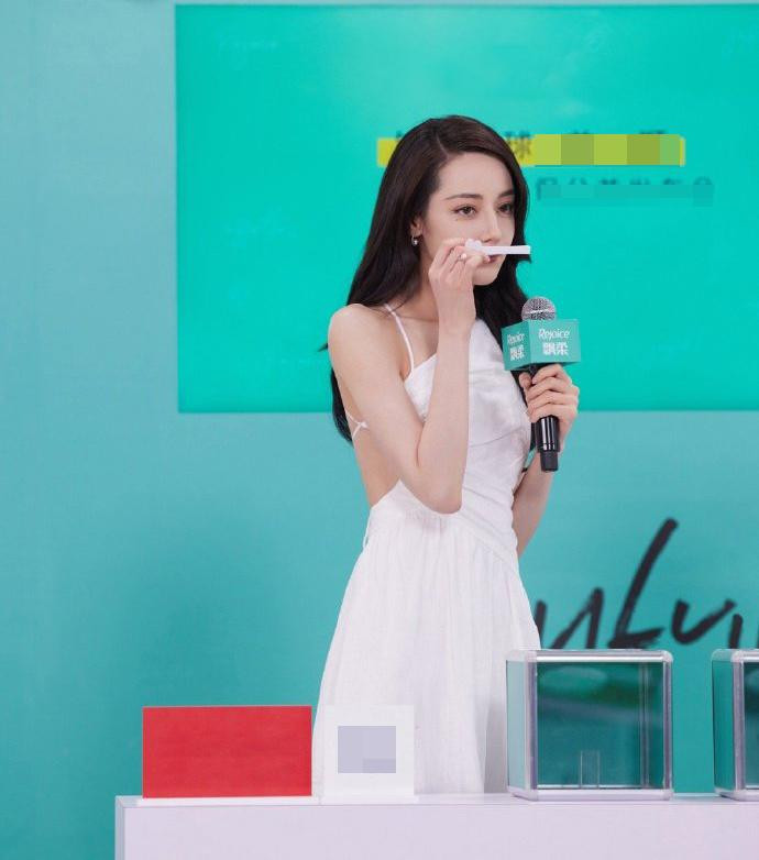 Mọi cử chỉ, hành động đều dễ dàng trở thành tâm điểm chú ý.