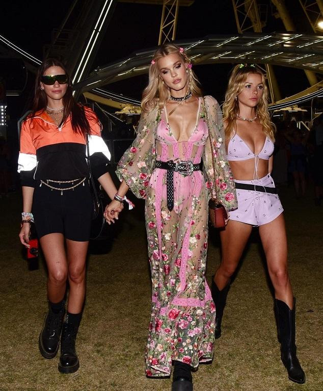 Cũng như nhiều mỹ nhân hàng đầu Hollywood khác, Joy chọn trang phục khoe "da thịt" khi dự Lễ hội âm nhạc Coachella.