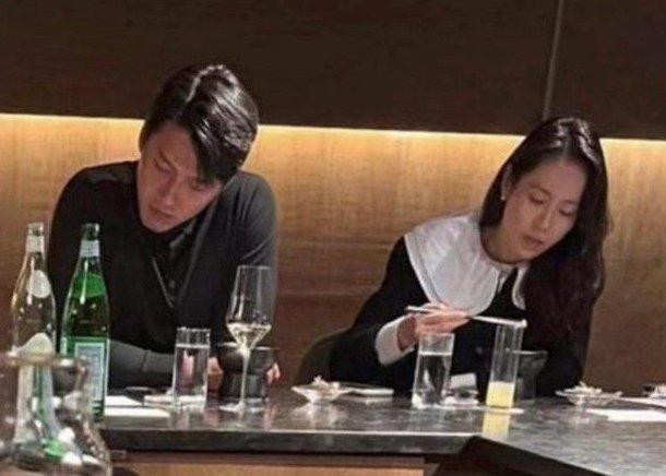 Hyun Bin và Son Ye Jin được nhìn thấy dùng bữa tại nhà hàng ở New York. Hyun Bin và Son Ye Jin được nhìn thấy dùng bữa tại nhà hàng ở New York.