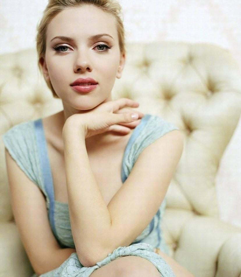 1. Scarlett Johansson (SN 1984) là nữ diễn viên, ca sĩ người Mỹ. Bắt đầu sự nghiệp vào năm 1994, Scarlett nổi tiếng qua những tác phẩm điện ảnh như "Lạc lối ở Tokyo", "Girl with a Pearl Earring", "Horse Whisperer", "Avengers", "Black Widow"... Cô hai lần lọt top những người đẹp nhất thế giới do People bình chọn, góp mặt trong danh sách 100 phụ nữ gợi cảm nhất hành tinh do tạp chí HFM và Maxim bình chọn. Riêng năm 2006, cô được độc giả của HFM và tờ Esquire vinh danh là Người phụ nữ quyến rũ nhất hành tinh.