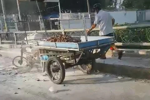 Chiếc xe ba gác tự chế bị cháy trơ khung. Ảnh: Zing