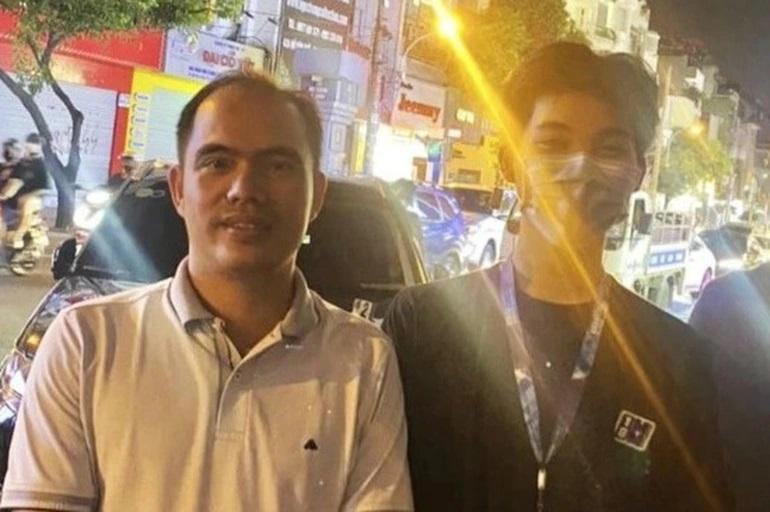 Trung tá Lâm (trái) và nam sinh viên bị cướp điện thoại. Ảnh: NVCC