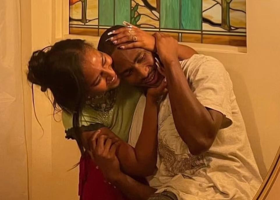 Cặp đôi mới quen nhau không lâu.