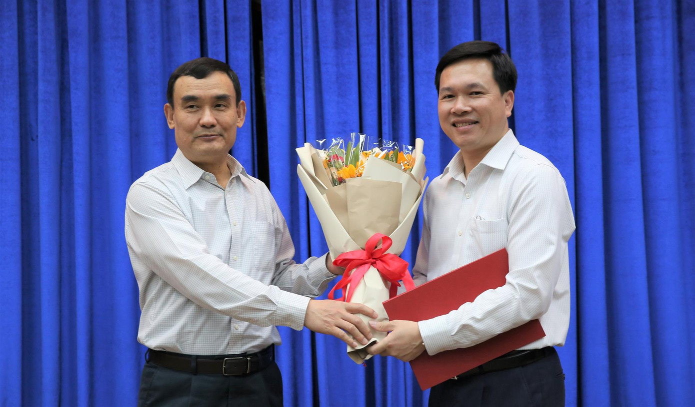 Phó Chủ nhiệm VPCP Nguyễn Xuân Thành trao Quyết định bổ nhiệm chức vụ Cục trưởng Cục Hành chính-Quản trị II cho ông Bùi Hữu Toàn, Phó Vụ trưởng Vụ Tổ chức cán bộ. Ảnh: VGP/Anh Thơ