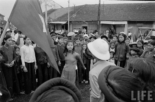 Khắp nơi, già - trẻ - trai - gái, tất cả cùng ùa ra đường, cầm trên tay cờ đỏ sao vàng