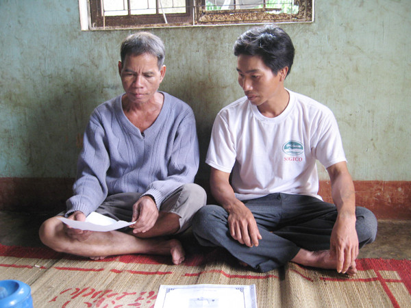 A Hrúi vay lúa của Ngân hàng LTCĐ thôn Kon Stiu II